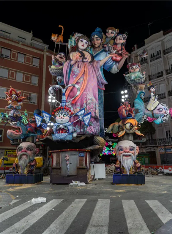 Falla en una calle de Valencia por la noche