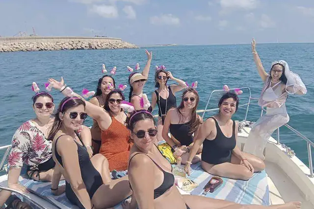 Grupo disfrutando de un plan original de despedida en Valencia