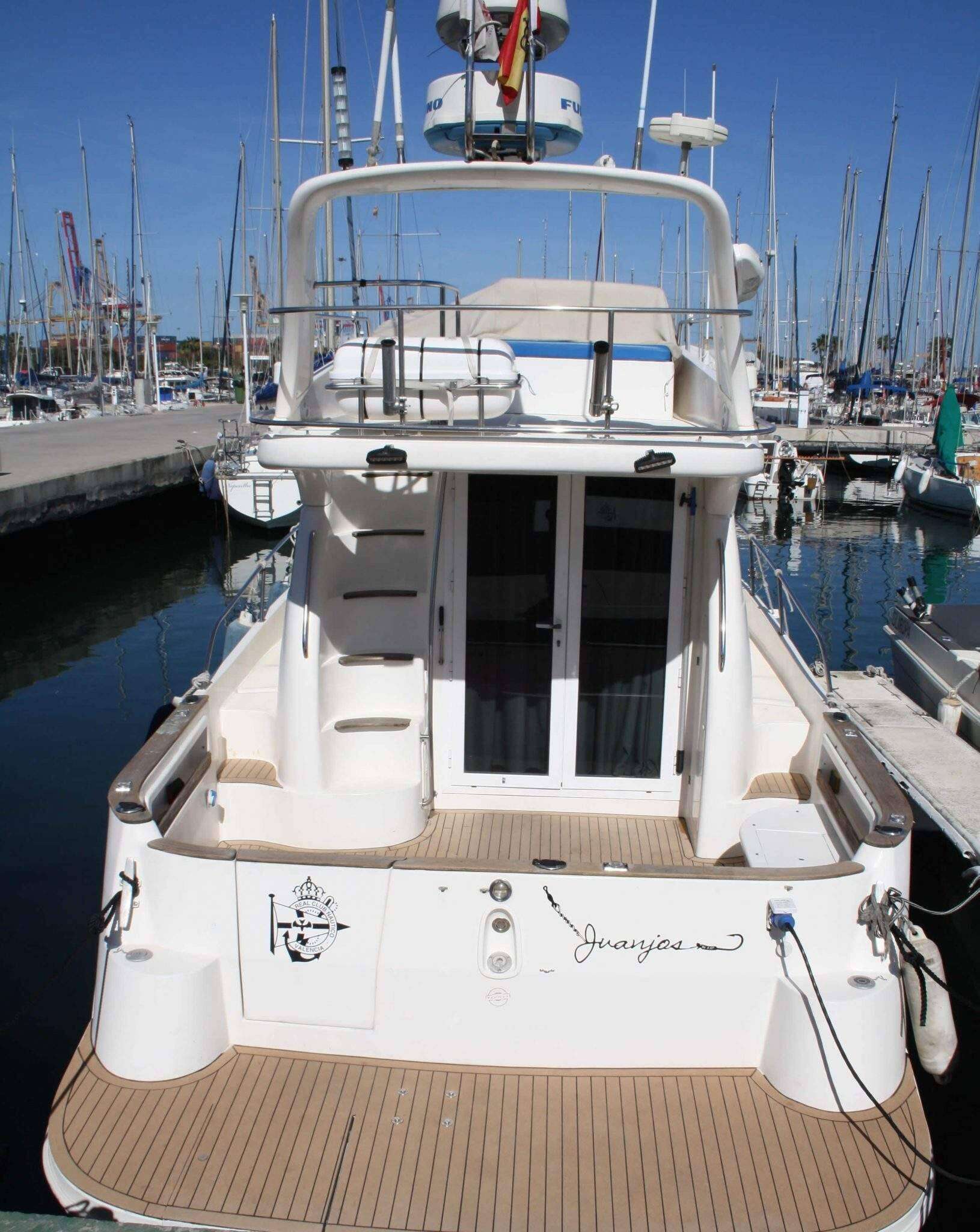 Alquiler de barco con patrón para grupo de amigos en Valencia