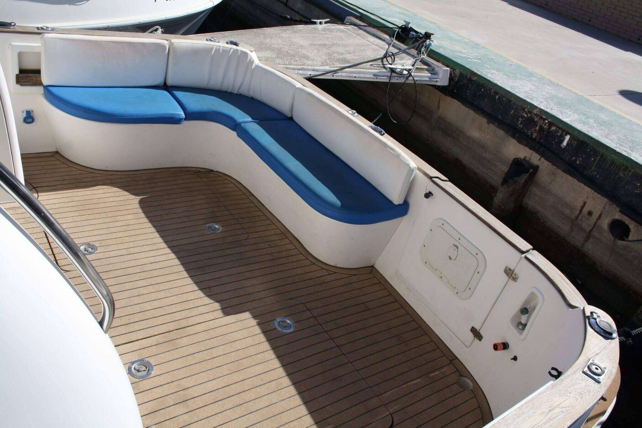 Alquilar barco privado para despedidas de soltera y soltero en Valencia