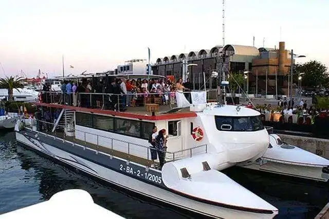 Grupo disfrutando comida en barco en Valencia