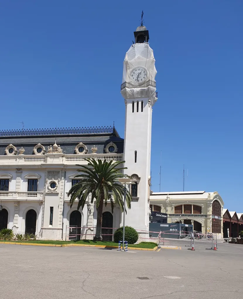 Edificio del Reloj en el puerto de Valencia, junto a la Marina de donde salen las fiestas en barco