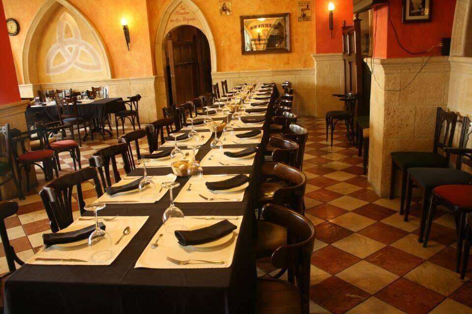 Restaurante para despedidas de soltera con espectáculo y ambiente de grupo