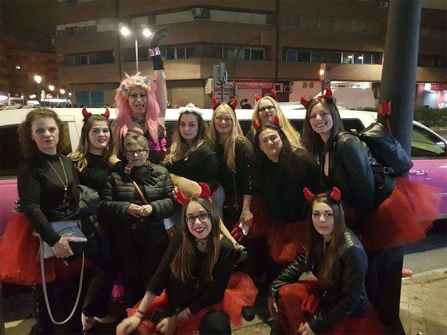 Cena de grupo en restaurante para despedidas de soltera, ambiente de celebración